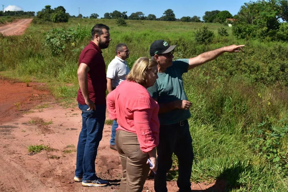 Vereadores fiscalizam assoreamento do Córrego Barrinha